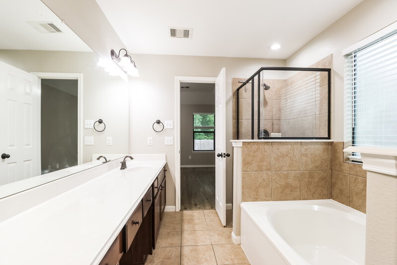 2,160/Mo, 2815 Lexington Park Dr Spring, TX 77373 Main Bathroom View