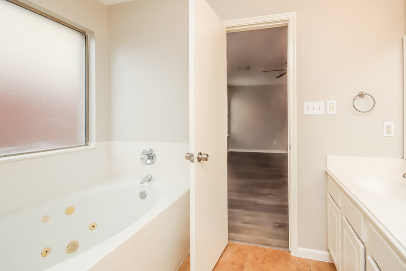 3,180/Mo, 15223 Falmouth Ave Houston, TX 77084 Main Bathroom View
