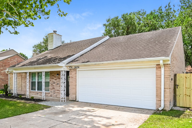 2,010/Mo, 2424 Shadybend Dr Pearland, TX 77581 Front View