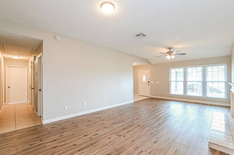 2,010/Mo, 2424 Shadybend Dr Pearland, TX 77581 Living Room View 2