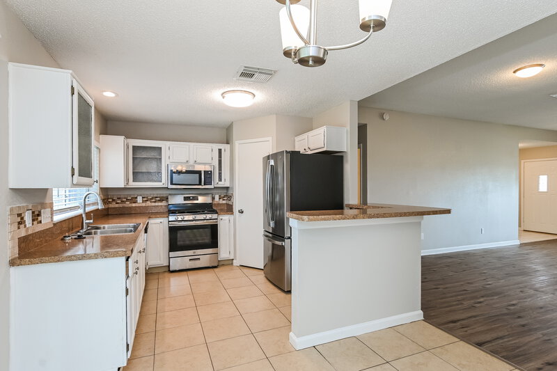 2,010/Mo, 2424 Shadybend Dr Pearland, TX 77581 Kitchen View