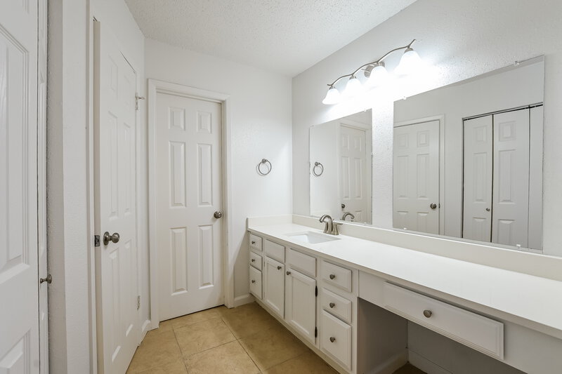 2,010/Mo, 2424 Shadybend Dr Pearland, TX 77581 Main Bathroom View