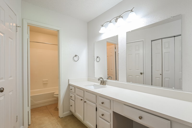 2,010/Mo, 2424 Shadybend Dr Pearland, TX 77581 Main Bathroom View 2