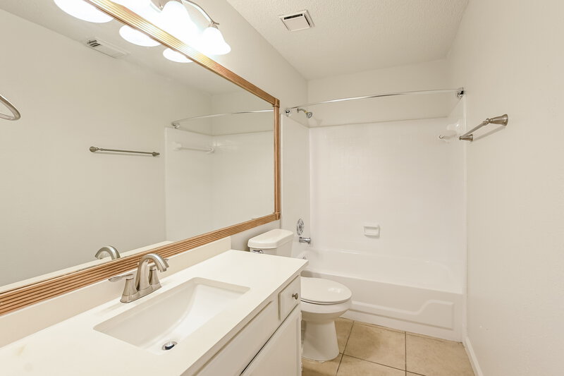 2,010/Mo, 2424 Shadybend Dr Pearland, TX 77581 Bathroom View
