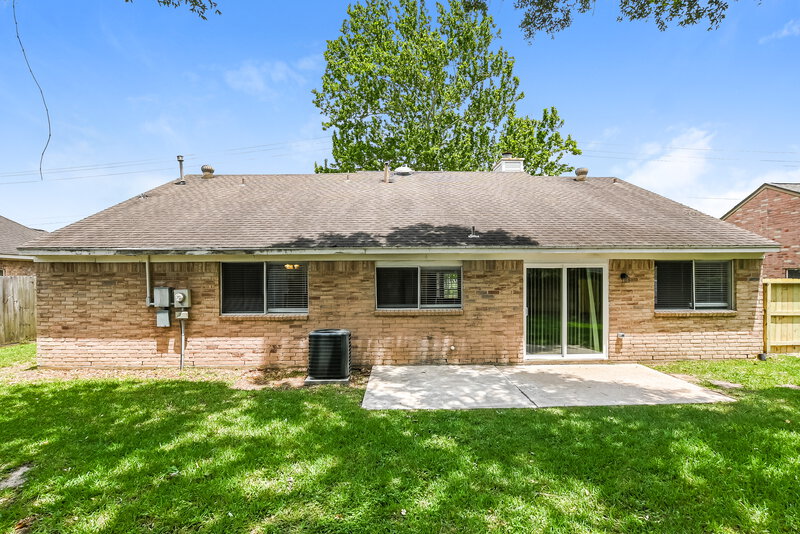 2,010/Mo, 2424 Shadybend Dr Pearland, TX 77581 Rear View