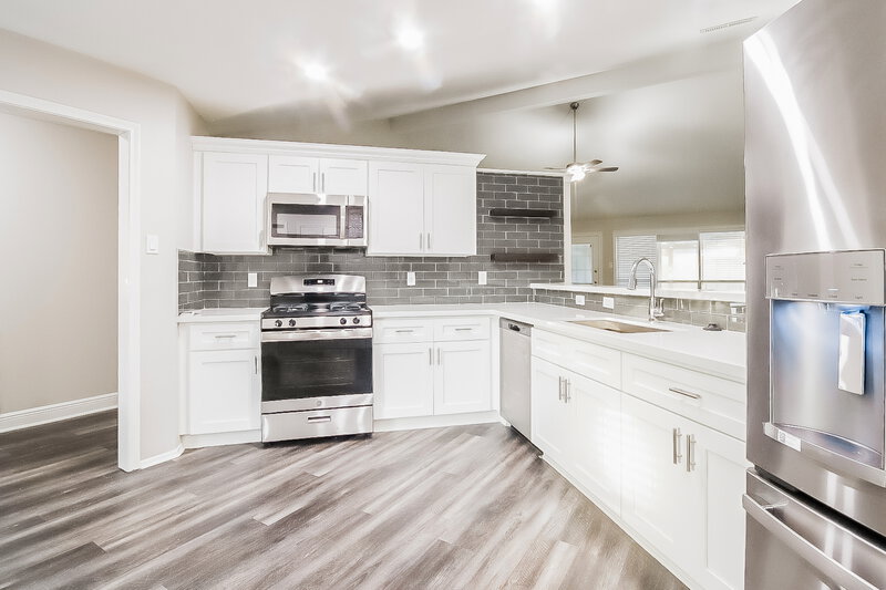 2,450/Mo, 2922 Bentley Ct Pearland, TX 77584 Kitchen View 2