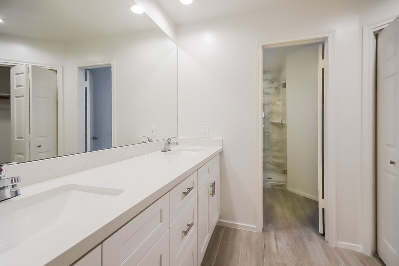 2,450/Mo, 2922 Bentley Ct Pearland, TX 77584 Main Bathroom View