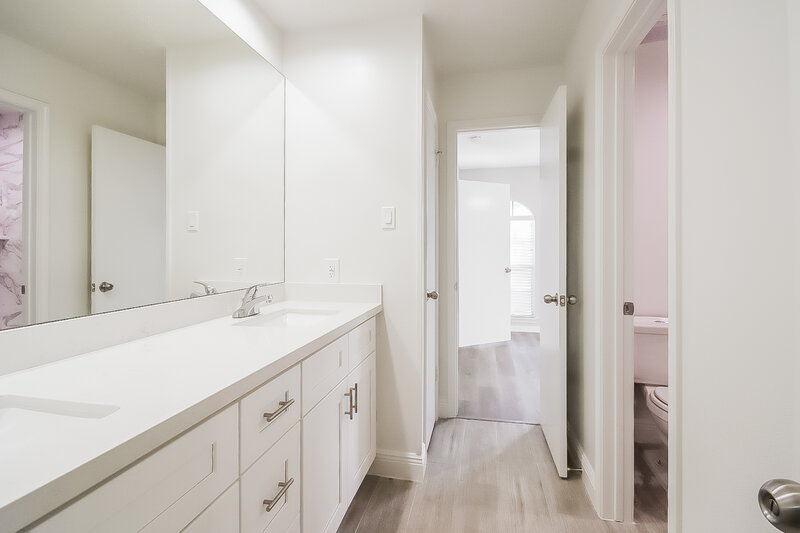 2,450/Mo, 2922 Bentley Ct Pearland, TX 77584 Bathroom View 2