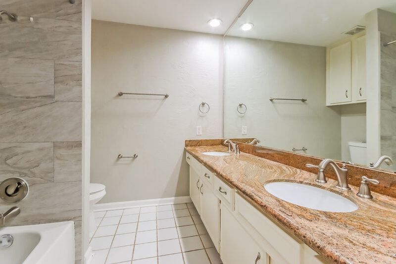 2,000/Mo, 3602 Brook Shadow Dr Houston, TX 77345 Bathroom View