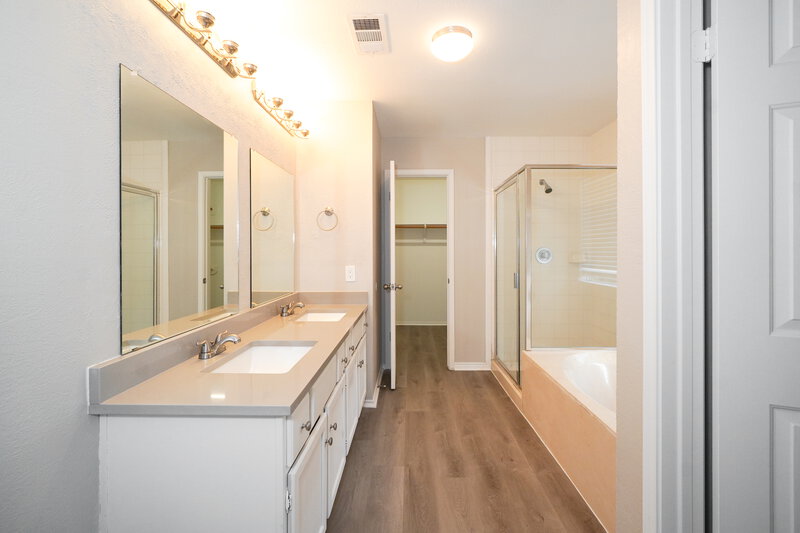 2,145/Mo, 15902 Mission Glen Dr Houston, TX 77083 Main Bathroom View