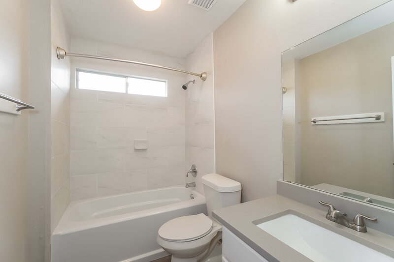 2,145/Mo, 15902 Mission Glen Dr Houston, TX 77083 Bathroom View