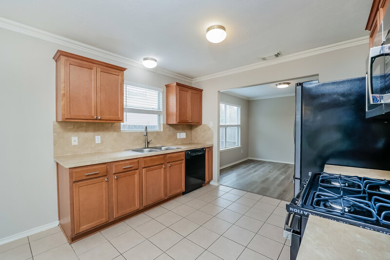 1,580/Mo, 1403 Natural Pine Trl Conroe, TX 77301 Kitchen View