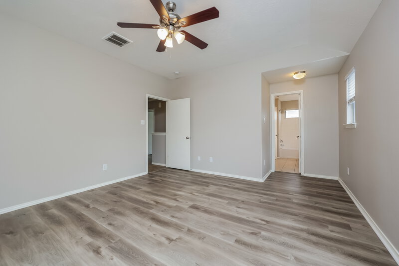 1,580/Mo, 1403 Natural Pine Trl Conroe, TX 77301 Main Bedroom View 2