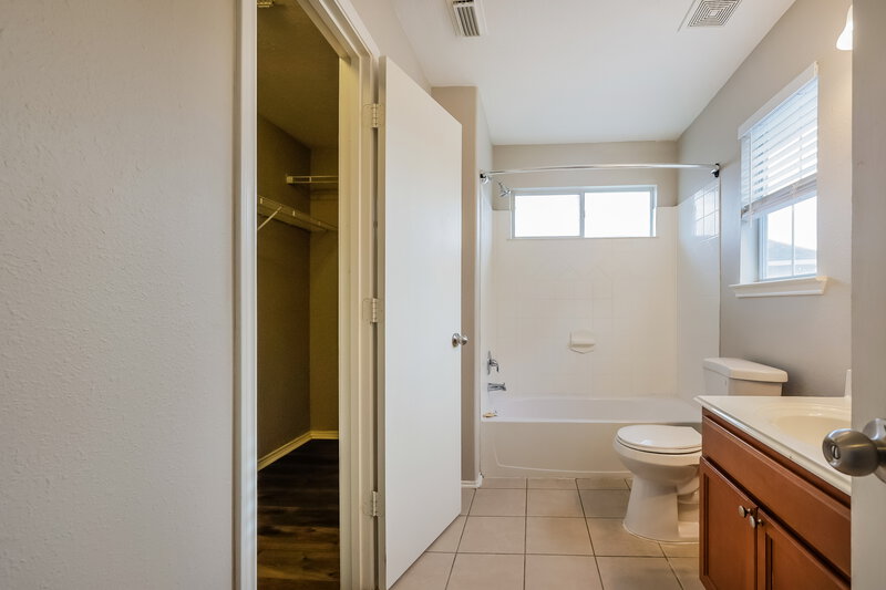 1,580/Mo, 1403 Natural Pine Trl Conroe, TX 77301 Main Bathroom View