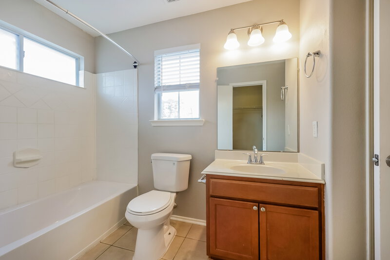 1,580/Mo, 1403 Natural Pine Trl Conroe, TX 77301 Main Bathroom View 2