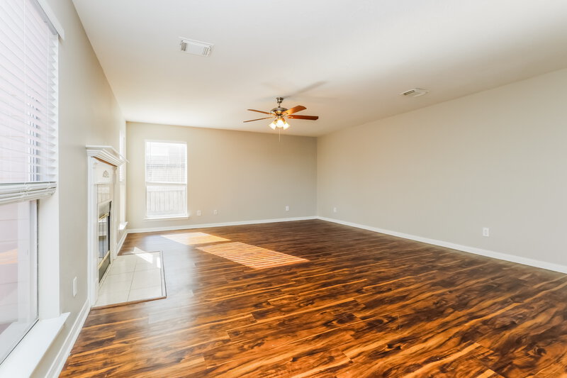 1,985/Mo, 10410 Enchanted Montgomery, TX 77356 Living Room View