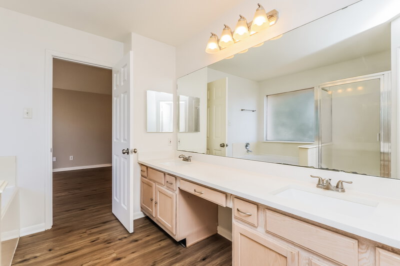 1,985/Mo, 10410 Enchanted Montgomery, TX 77356 Main Bathroom View 2