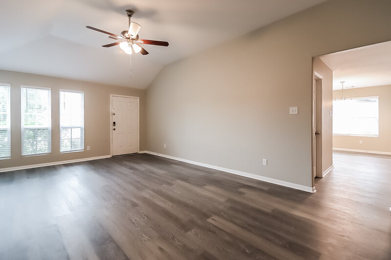 1,905/Mo, 5226 El Tigre Ln Baytown, TX 77521 Living Room View 3