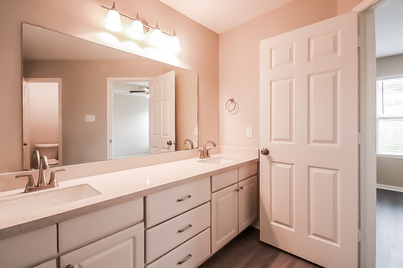 1,905/Mo, 5226 El Tigre Ln Baytown, TX 77521 Main Bathroom View