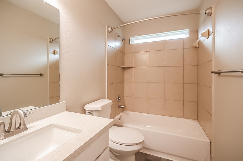 1,905/Mo, 5226 El Tigre Ln Baytown, TX 77521 Bathroom View