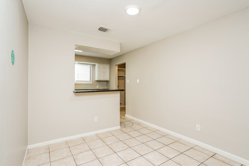 1,800/Mo, 11618 Woodbuck Trail Houston, TX 77013 Dining Room View