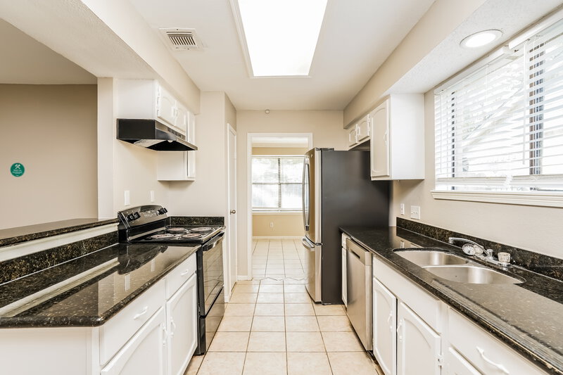 1,800/Mo, 11618 Woodbuck Trail Houston, TX 77013 Kitchen View