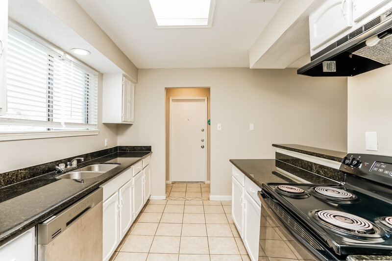 1,800/Mo, 11618 Woodbuck Trail Houston, TX 77013 Kitchen View 2