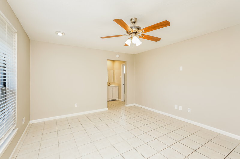 1,800/Mo, 11618 Woodbuck Trail Houston, TX 77013 Main Bedroom View 2