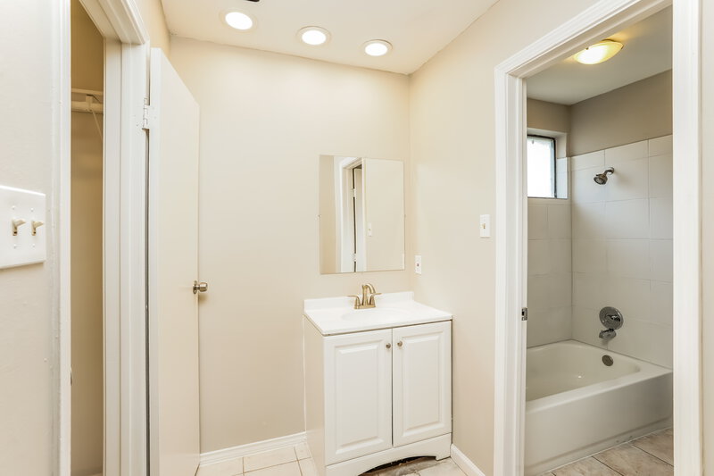 1,800/Mo, 11618 Woodbuck Trail Houston, TX 77013 Main Bathroom View