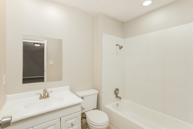 1,800/Mo, 11618 Woodbuck Trail Houston, TX 77013 Bathroom View