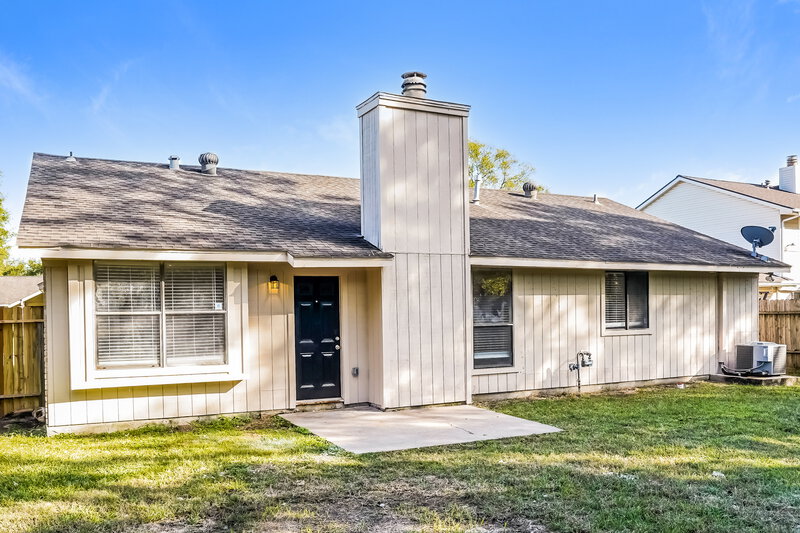 1,800/Mo, 11618 Woodbuck Trail Houston, TX 77013 Rear View 2