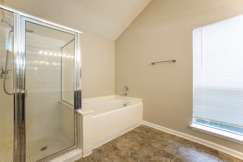1,870/Mo, 1638 Rushworth Dr Houston, TX 77014 Main Bathroom View