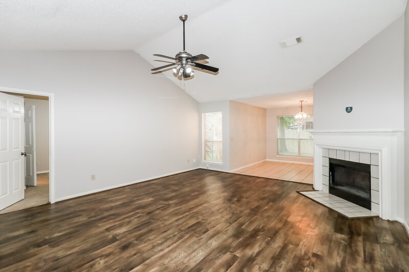 1,775/Mo, 1602 Clear Valley Dr Houston, TX 77014 Living Room View