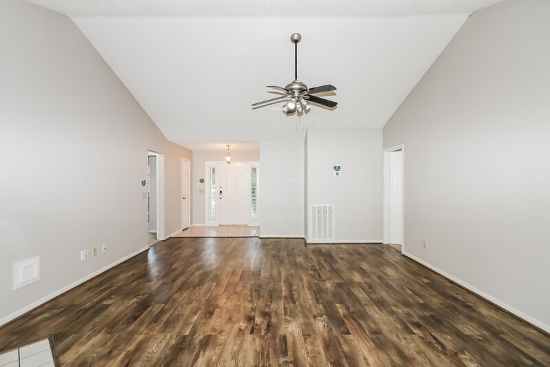 1,775/Mo, 1602 Clear Valley Dr Houston, TX 77014 Living Room View 2