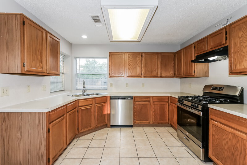 1,775/Mo, 1602 Clear Valley Dr Houston, TX 77014 Kitchen View