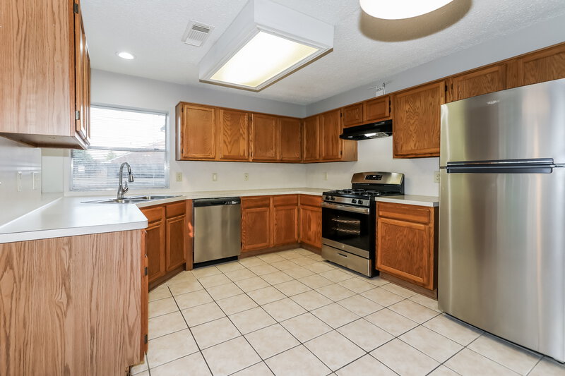 1,775/Mo, 1602 Clear Valley Dr Houston, TX 77014 Kitchen View 2