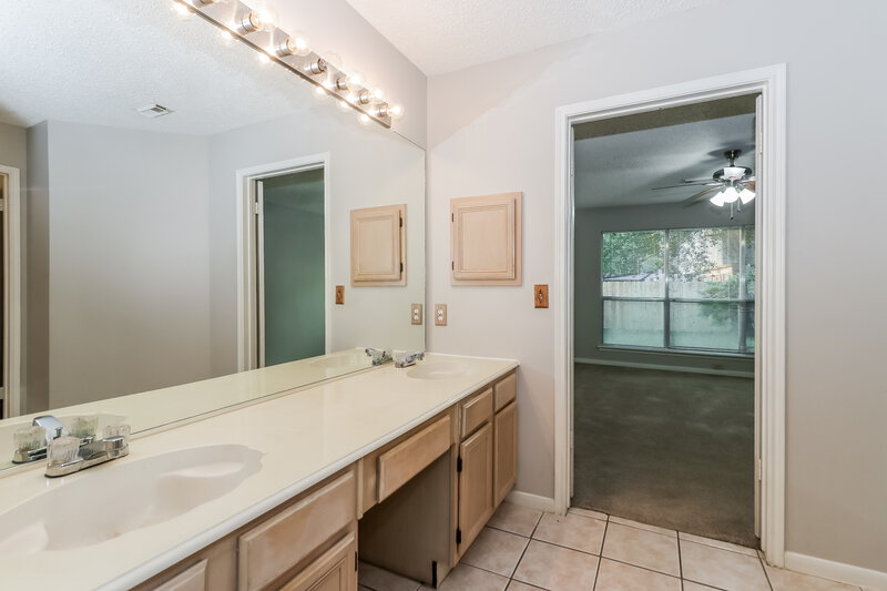 1,775/Mo, 1602 Clear Valley Dr Houston, TX 77014 Main Bathroom View