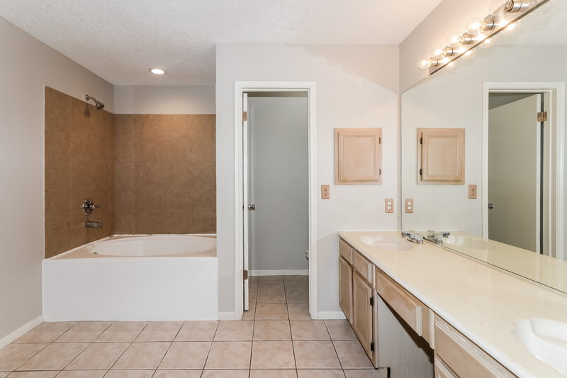 1,775/Mo, 1602 Clear Valley Dr Houston, TX 77014 Main Bathroom View 2