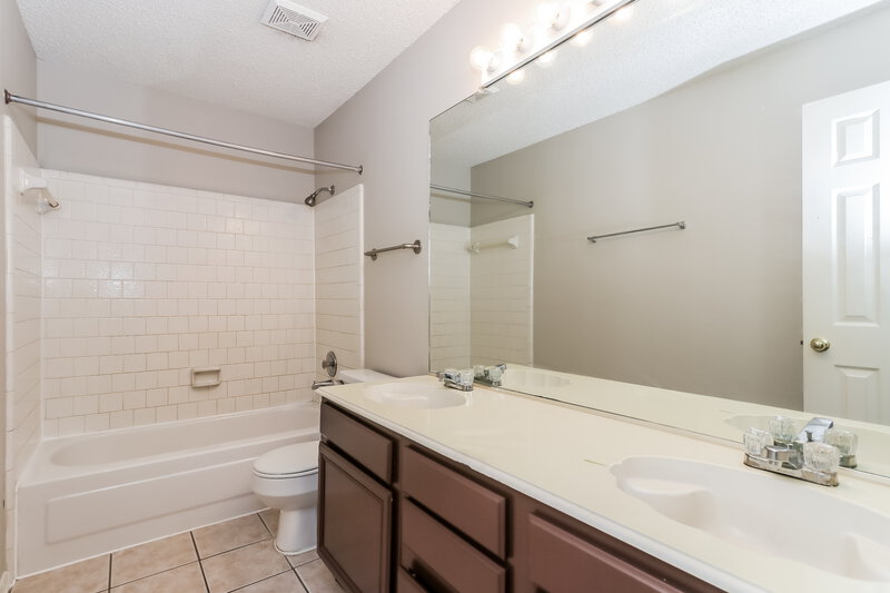 1,775/Mo, 1602 Clear Valley Dr Houston, TX 77014 Bathroom View