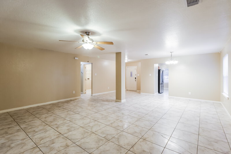 1,605/Mo, 15515 Waverly Dr Houston, TX 77032 Living Room View