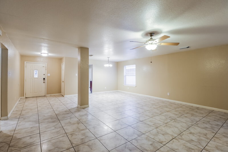 1,605/Mo, 15515 Waverly Dr Houston, TX 77032 Living Room View 2