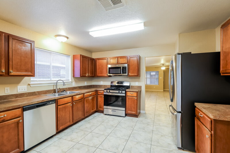 1,605/Mo, 15515 Waverly Dr Houston, TX 77032 Kitchen View