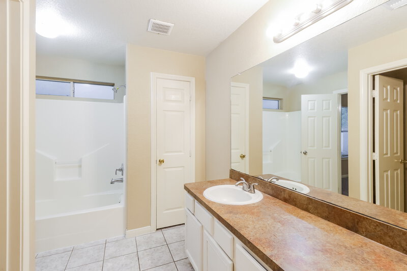 1,605/Mo, 15515 Waverly Dr Houston, TX 77032 Main Bathroom View