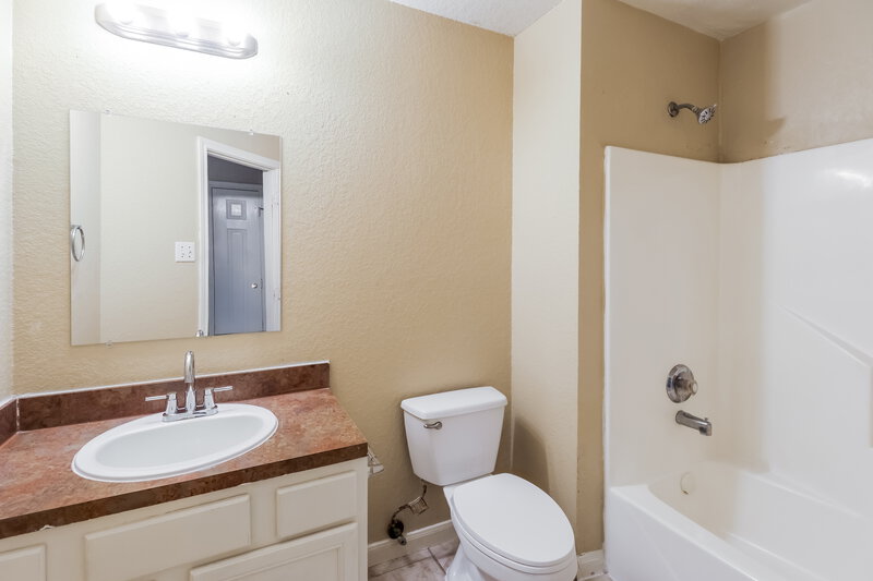 1,605/Mo, 15515 Waverly Dr Houston, TX 77032 Bathroom View