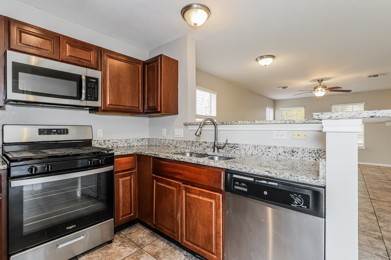 1,695/Mo, 2130 Whittier Dr Houston, TX 77032 Kitchen View 2