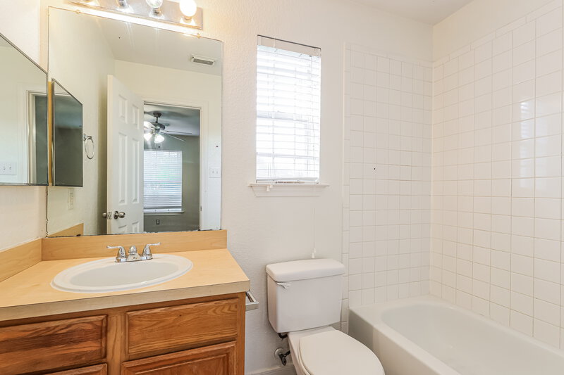 1,695/Mo, 2130 Whittier Dr Houston, TX 77032 Main Bathroom View