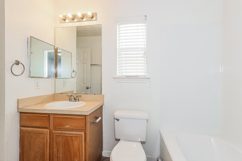 1,695/Mo, 2130 Whittier Dr Houston, TX 77032 Bathroom View