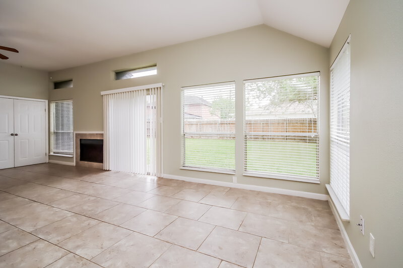 0/Mo, 2106 Wilshire Park Dr Houston, TX 77038 Living Room View
