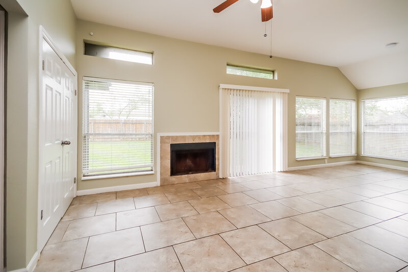 0/Mo, 2106 Wilshire Park Dr Houston, TX 77038 Living Room View 2