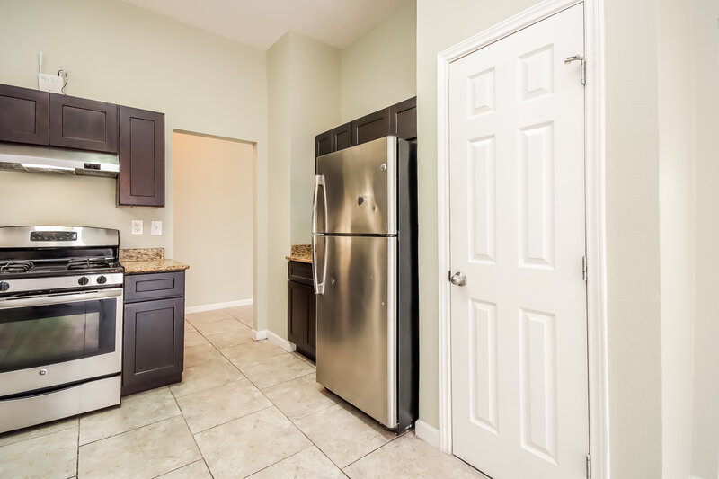 0/Mo, 2106 Wilshire Park Dr Houston, TX 77038 Kitchen View
